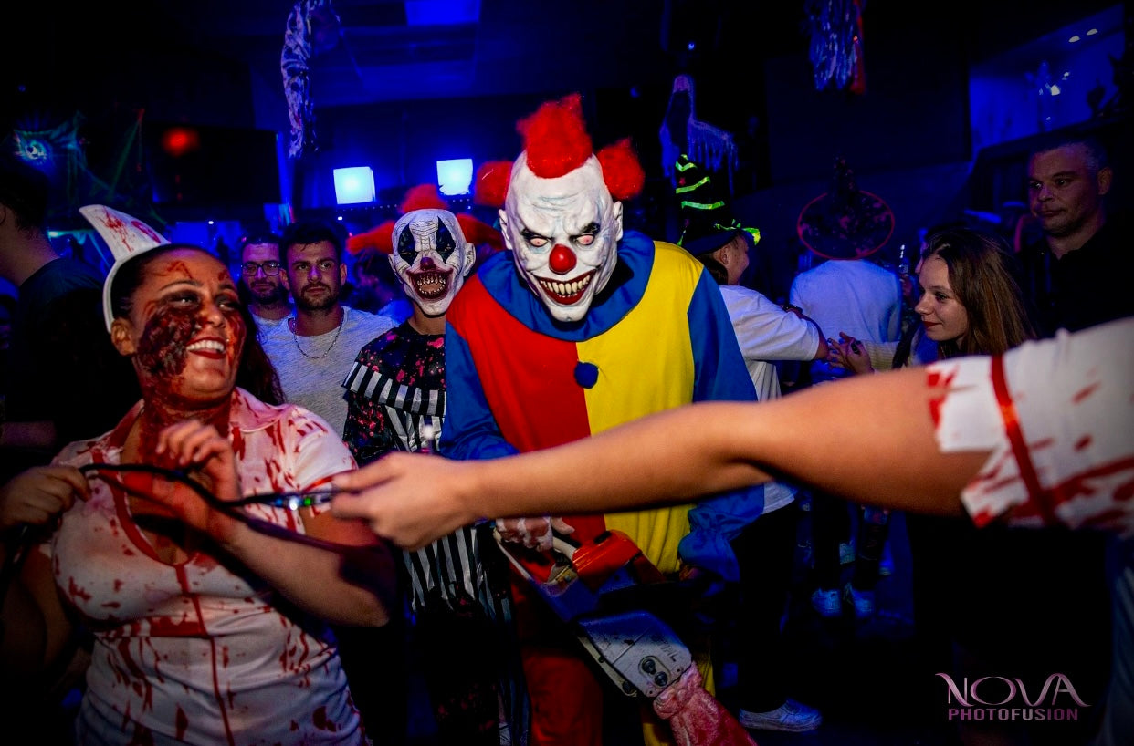 Les artistes gogo de l'agence NA Events en pleine prestation, qui dansent sur la piste d'un club en costume lors d'une soirée spéciale Halloween.