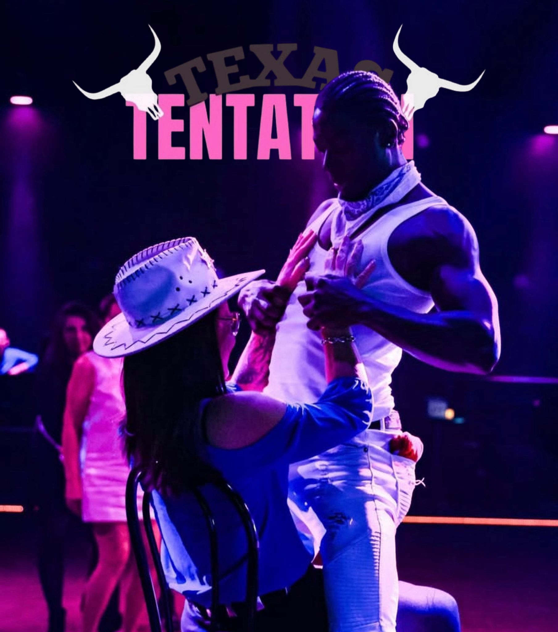 Un chippendale de l'agence NA Events qui danse avec une cliente dans un club.