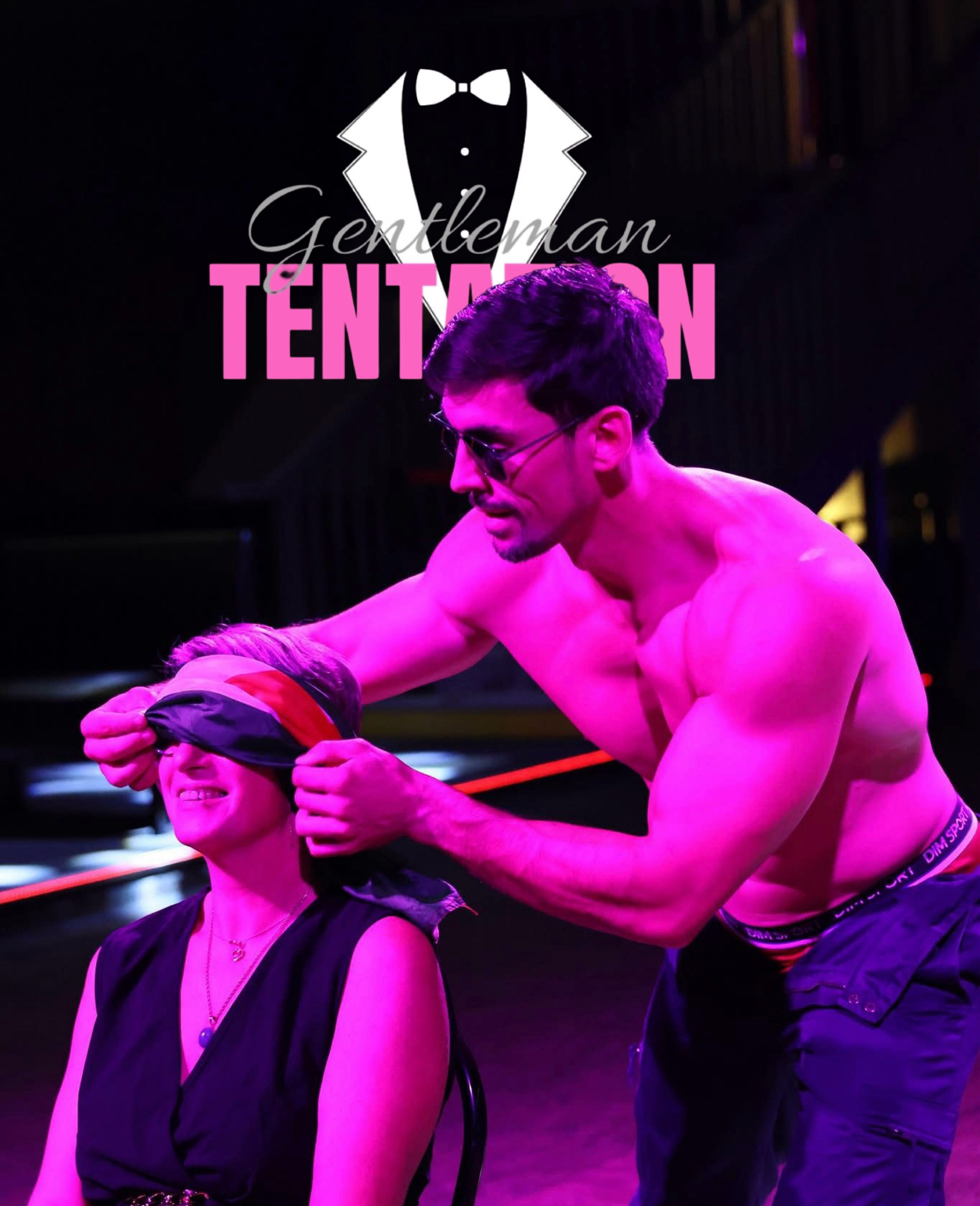 Un chippendale de l'agence NA Events en plein show qui bande les yeux d'une cliente lors d'un striptease.