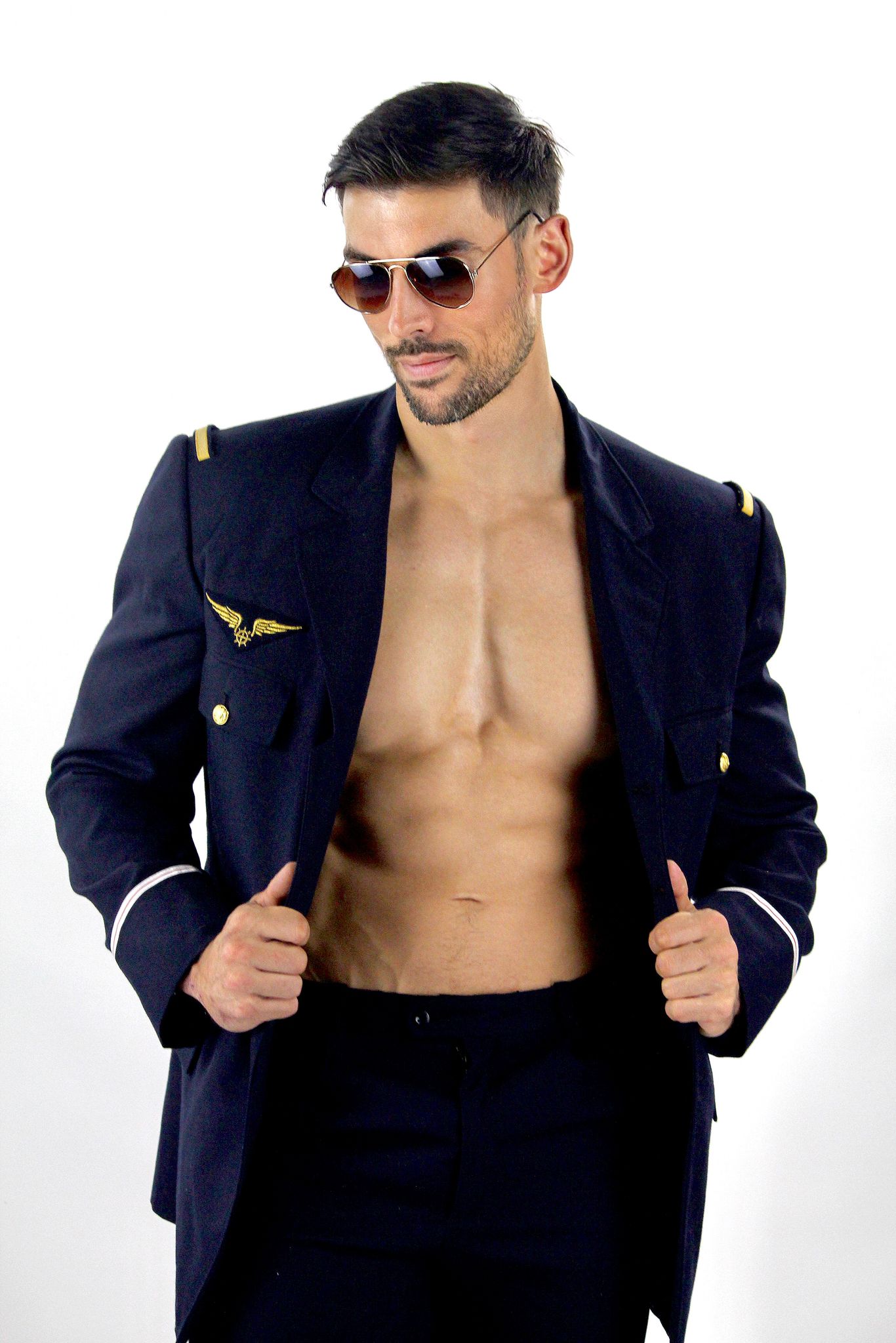 Stripteaser de NA Events portant le costume aviateur une tenue incontournable pour un EVJF.