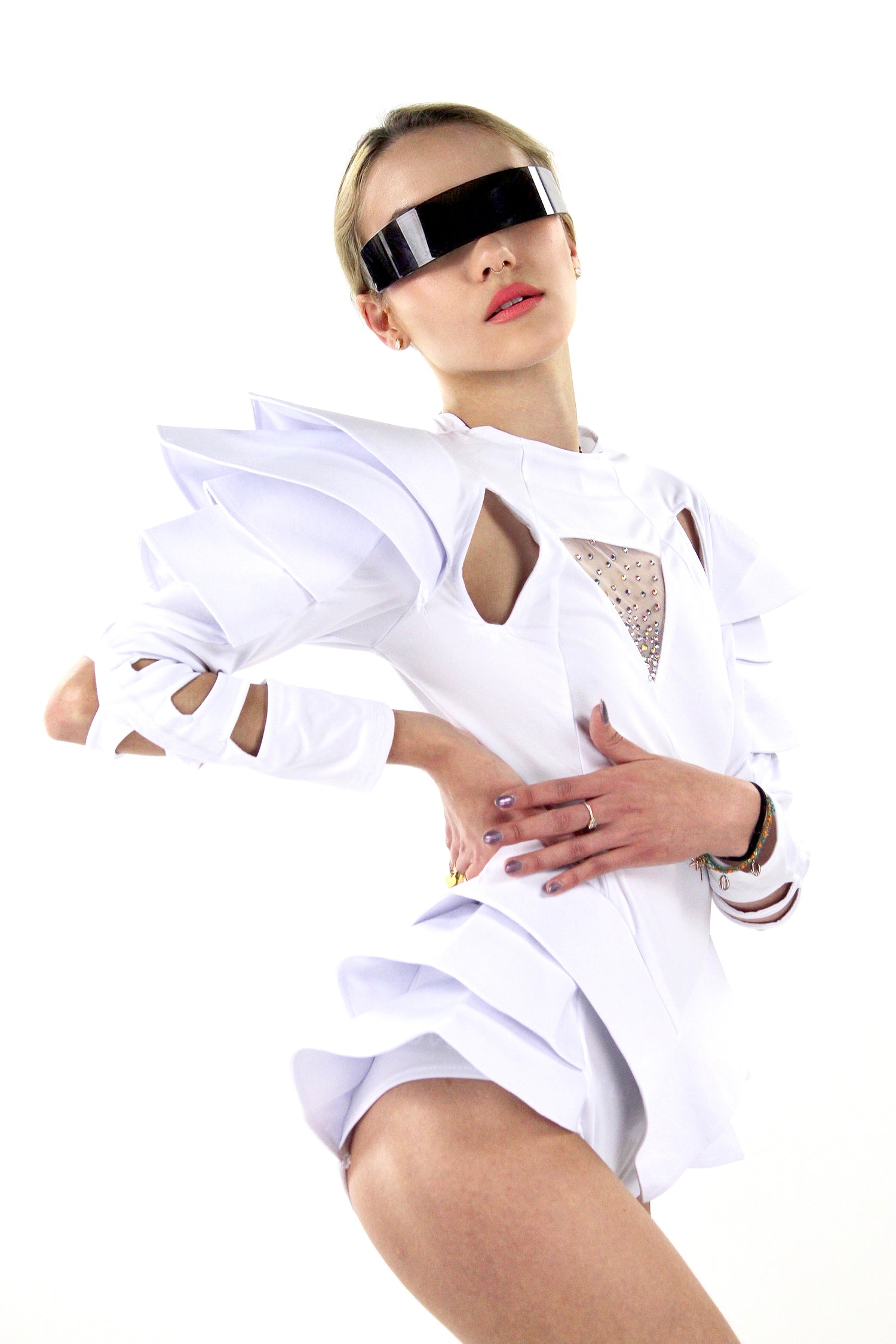 Danseuse de NA Events portant un costume tout blanc parfait des soirées en établissement et boites de nuits.