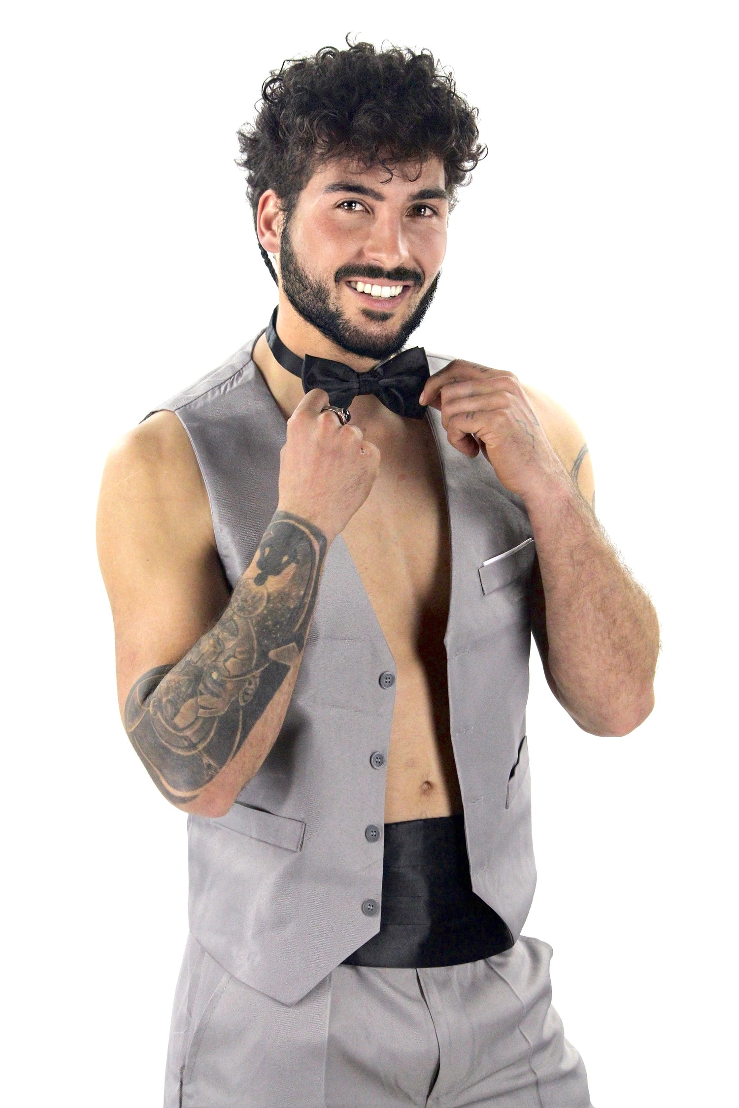 Stripteaseur masculin de NA Events en costume Gentleman, torse nu avec un nœud papillon noir et un gilet gris pour une prestation EVJF élégante et raffinée.