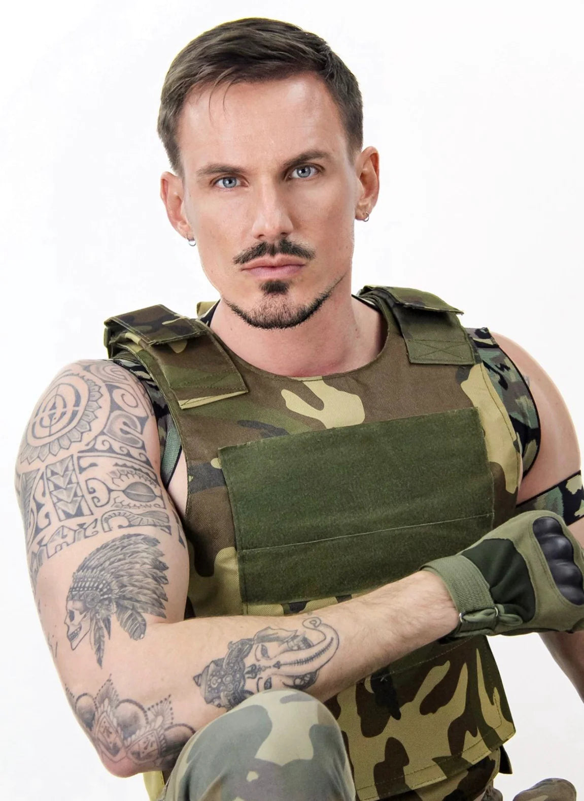 Stripteaser de NA Events portant un costume camouflage militaire pour un striptease à domicile. 