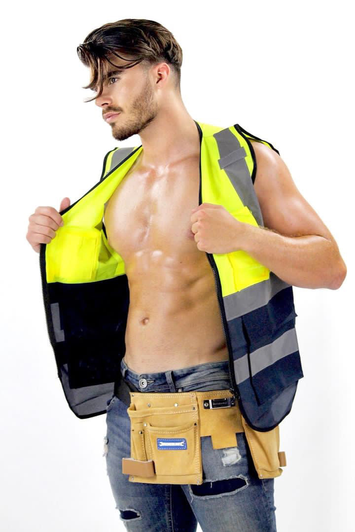 Stripteaseur masculin de NA Events en costume d'ouvrier du bâtiment avec un gilet de haute visibilité jaune, idéal pour surprendre lors d'un EVJF.