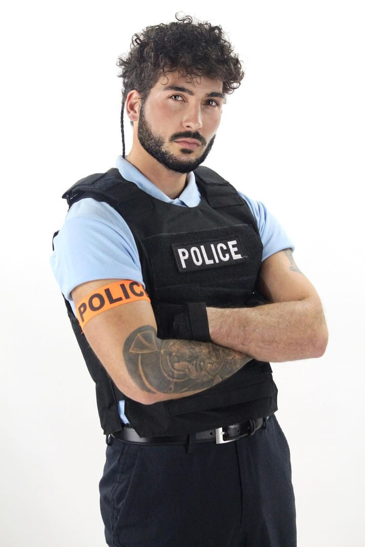 Performer de NA Events portant le costume classique policier, une tenue parfaite pour un EVJF réussi.