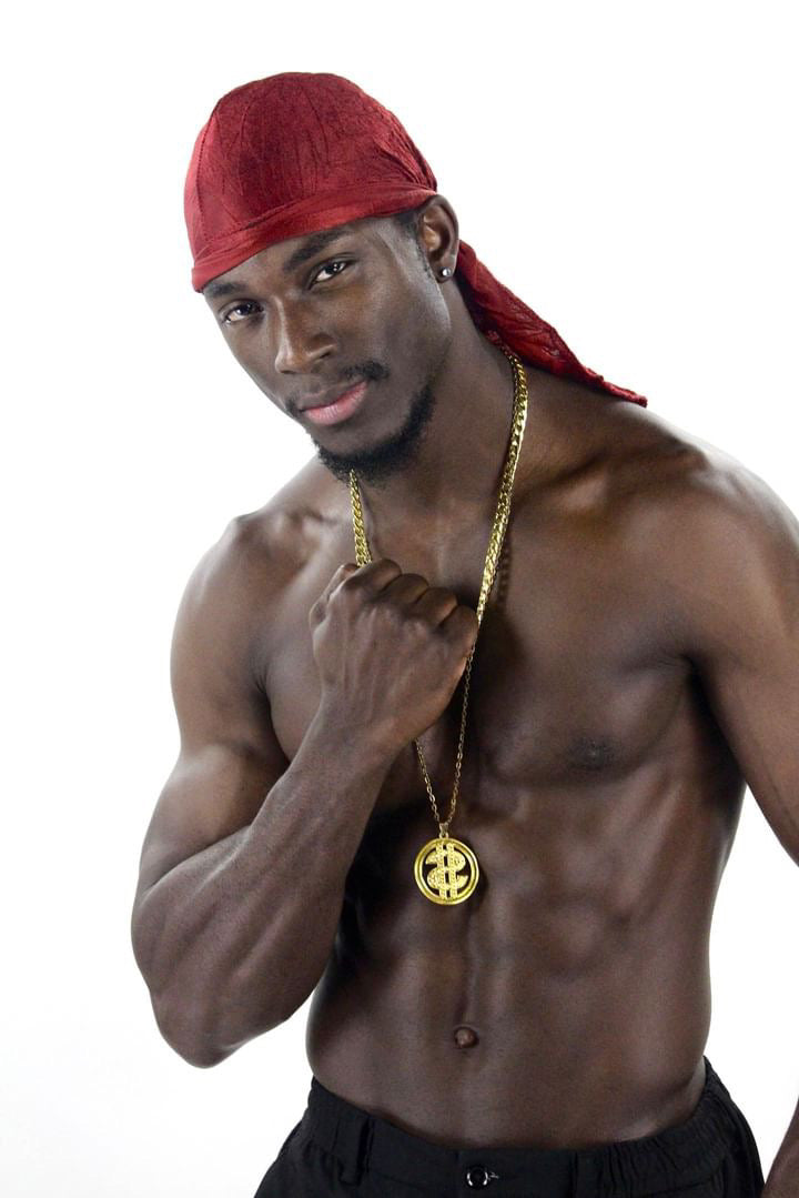 Gogo danseur masculin de NA Events avec un style urbain sur le thème Rappeur US, portant un durag et des chaînes.