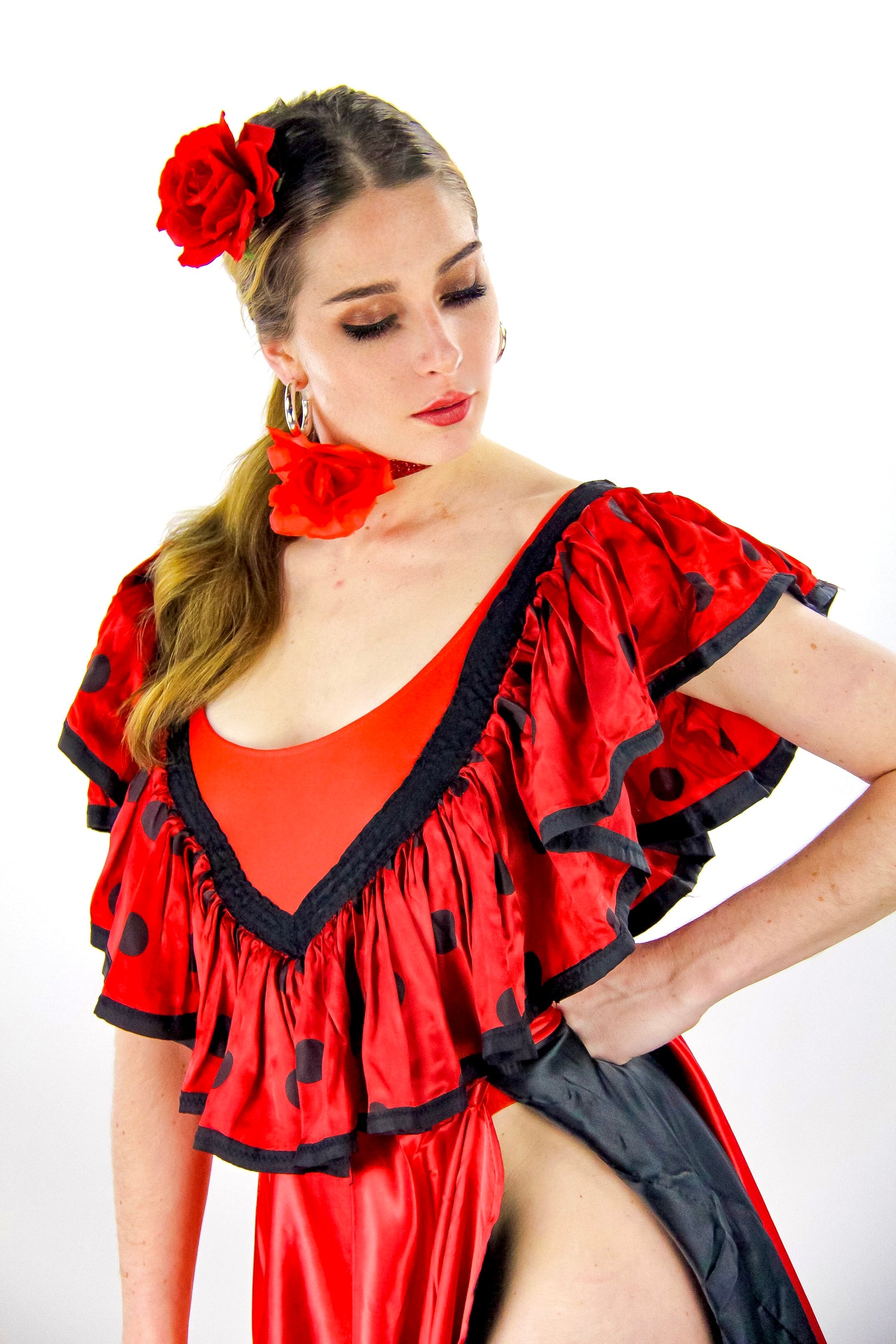 Performeuse de NA Events en costume sur le thème Tango, portant une robe rouge à franges pour un show gogo ou effeuillage.