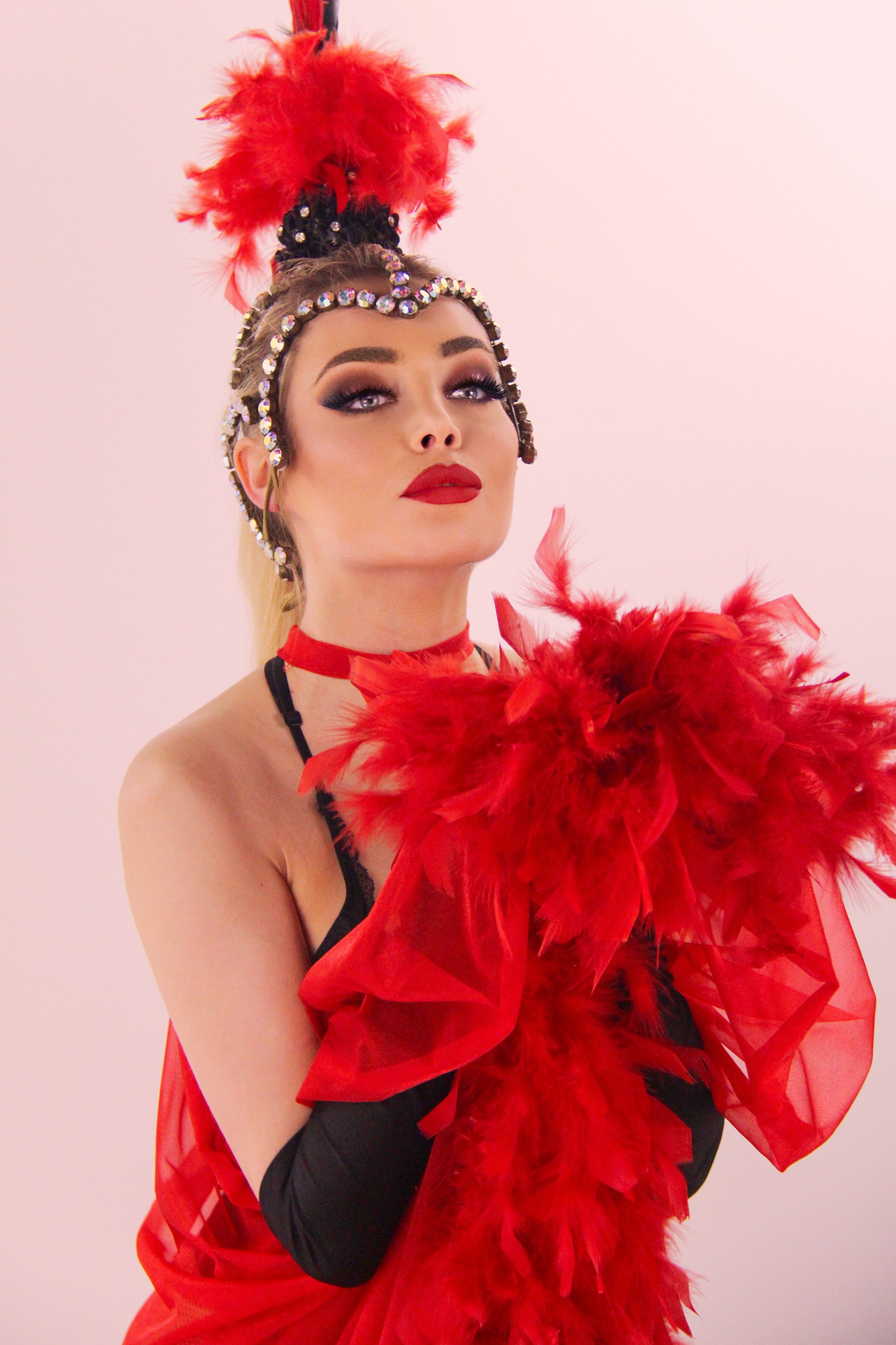 Artiste cabaret de l'agence NA Events en tenue, prête pour le spectacle.