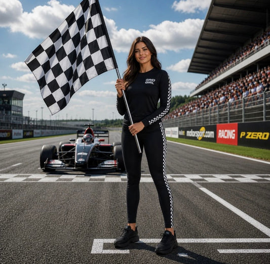 Grid girls professionnelles de l'agence NA Events, en tenue sportive noire, posant sur la grille de départ d'un circuit lors d'une compétition de sports mécaniques.