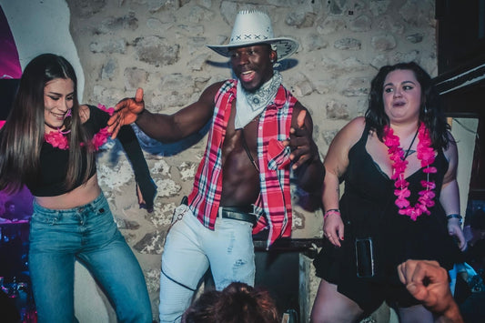Un artiste en tenue de scène cow-boy  dansant avec le public illustrant la prestation de Show Gogo en club et discothèque par l'agence NA Events.