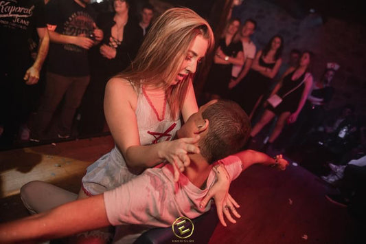 Une artiste en costume qui danse avec un client illustrant la prestation de striptease à domicile pour EVG et EVJF proposée par l'agence NA Events.