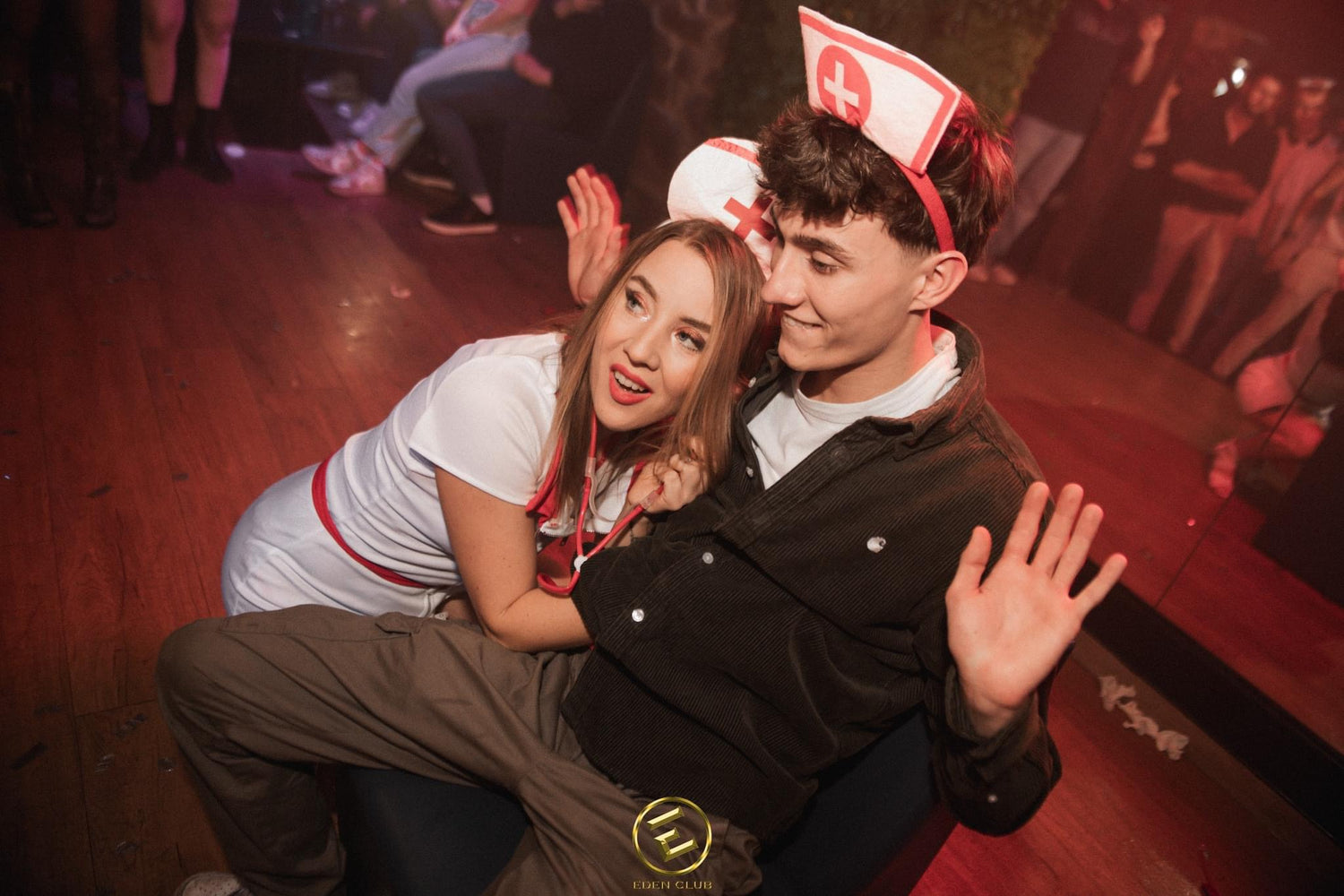 Stripteaseuse professionnelle de l'agence NA Events en costume d'infirmière, réalisant un show interactif et dansant avec un client lors d'un événement privé.