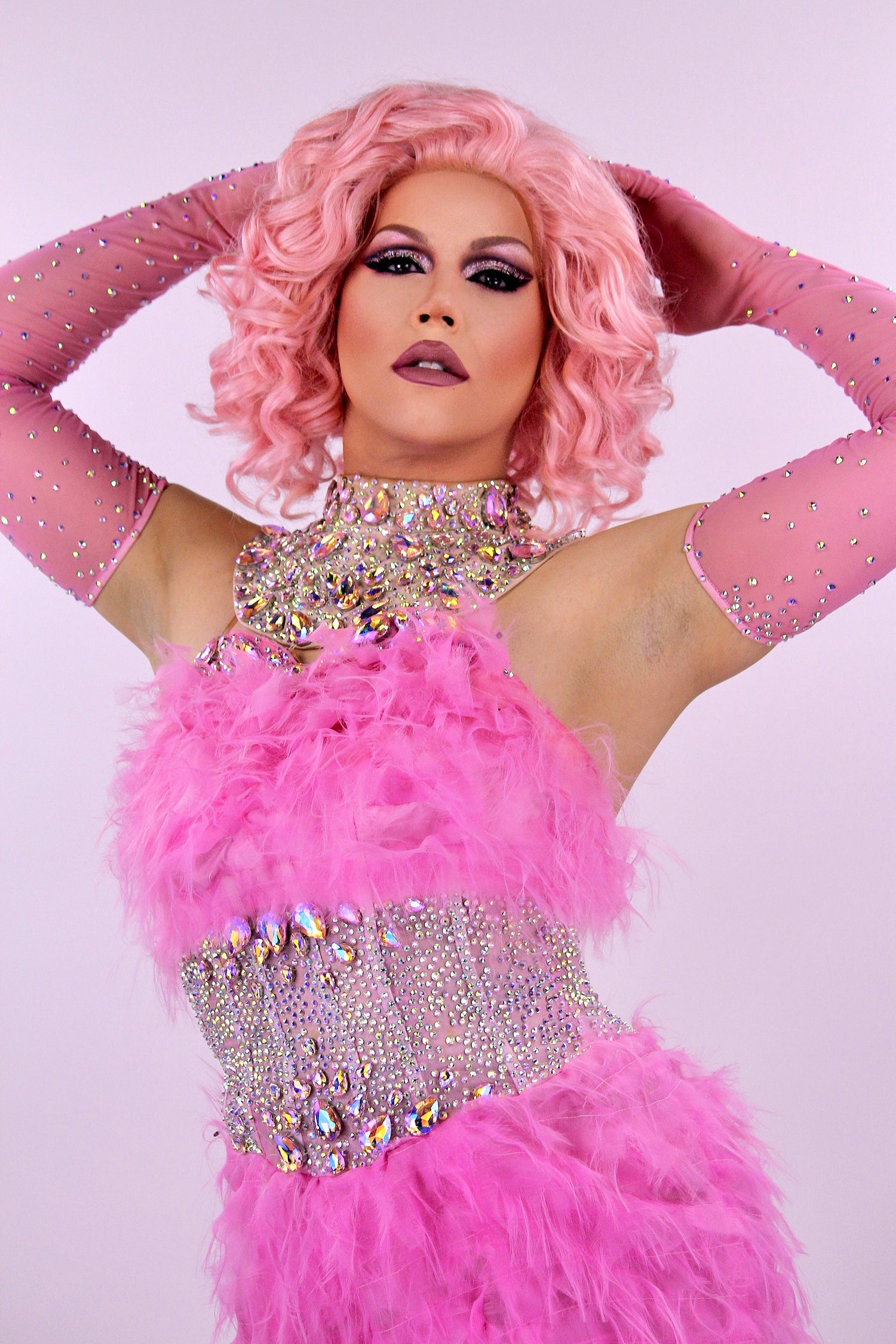 Une artiste drag queen de l'agence NA Events, en costume rose et paillettes.