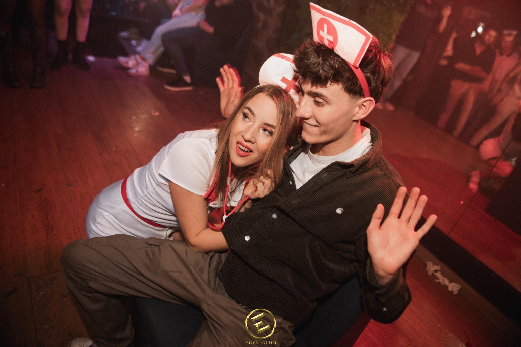 Une artiste stripteaseuse de l'agence NA Events en tenue d'infirmière, dansant avec un client lors d'une soirée privée.